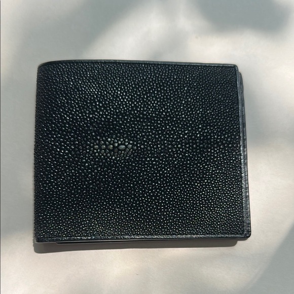 Sting-Ray Leather Black Textured Wallet - Picture 1 of 7